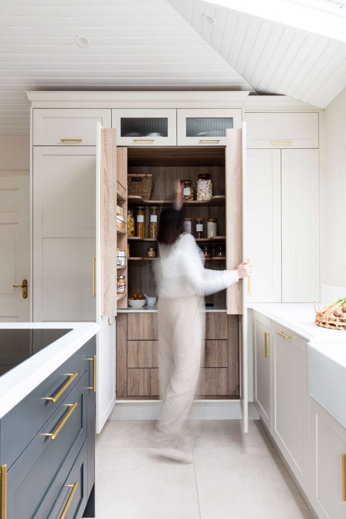 A contemporary kitchen design pantry